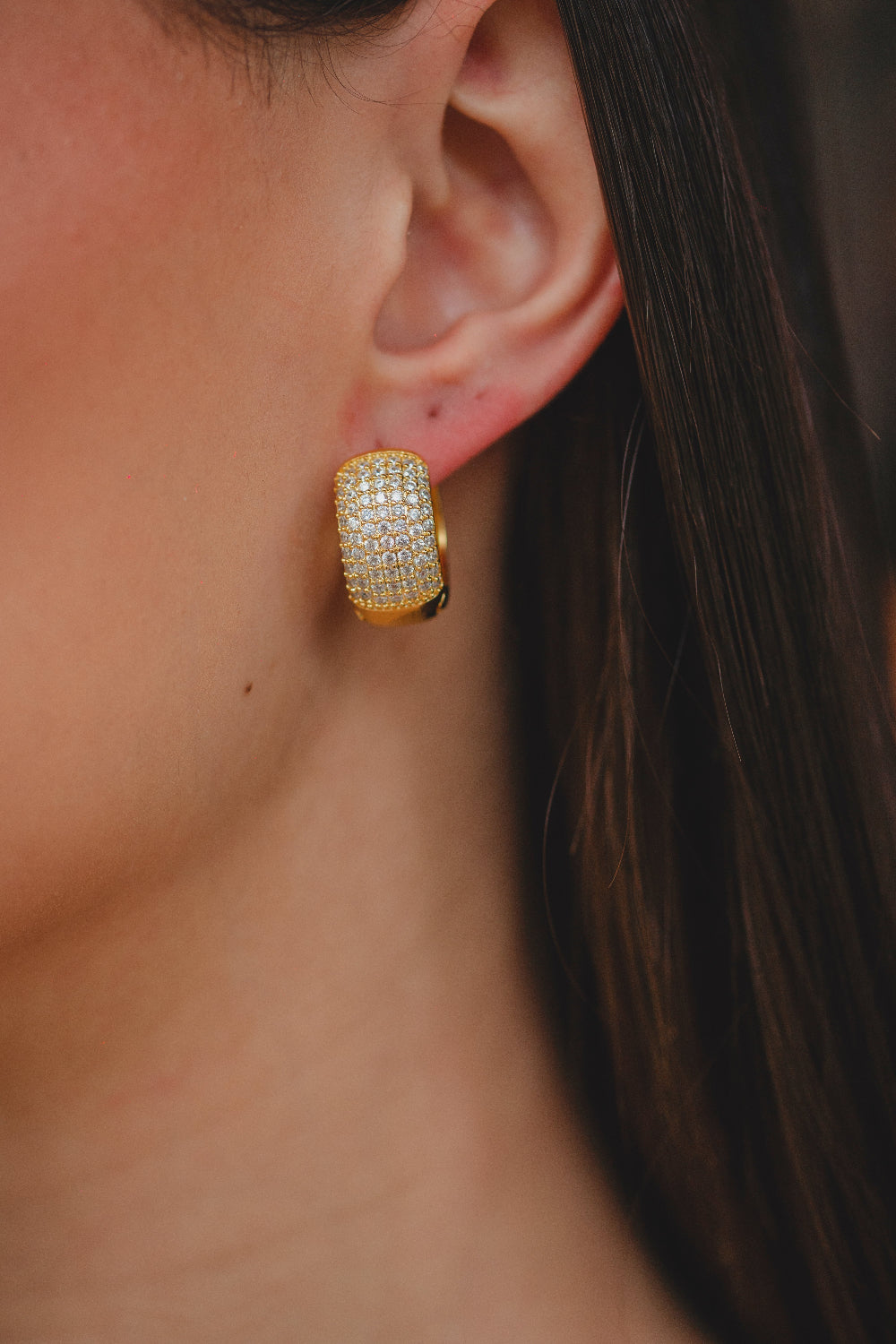 BRINCO ARGOLA REPLETA EM ZIRCÔNIAS G FOLHEADO A OURO 18K