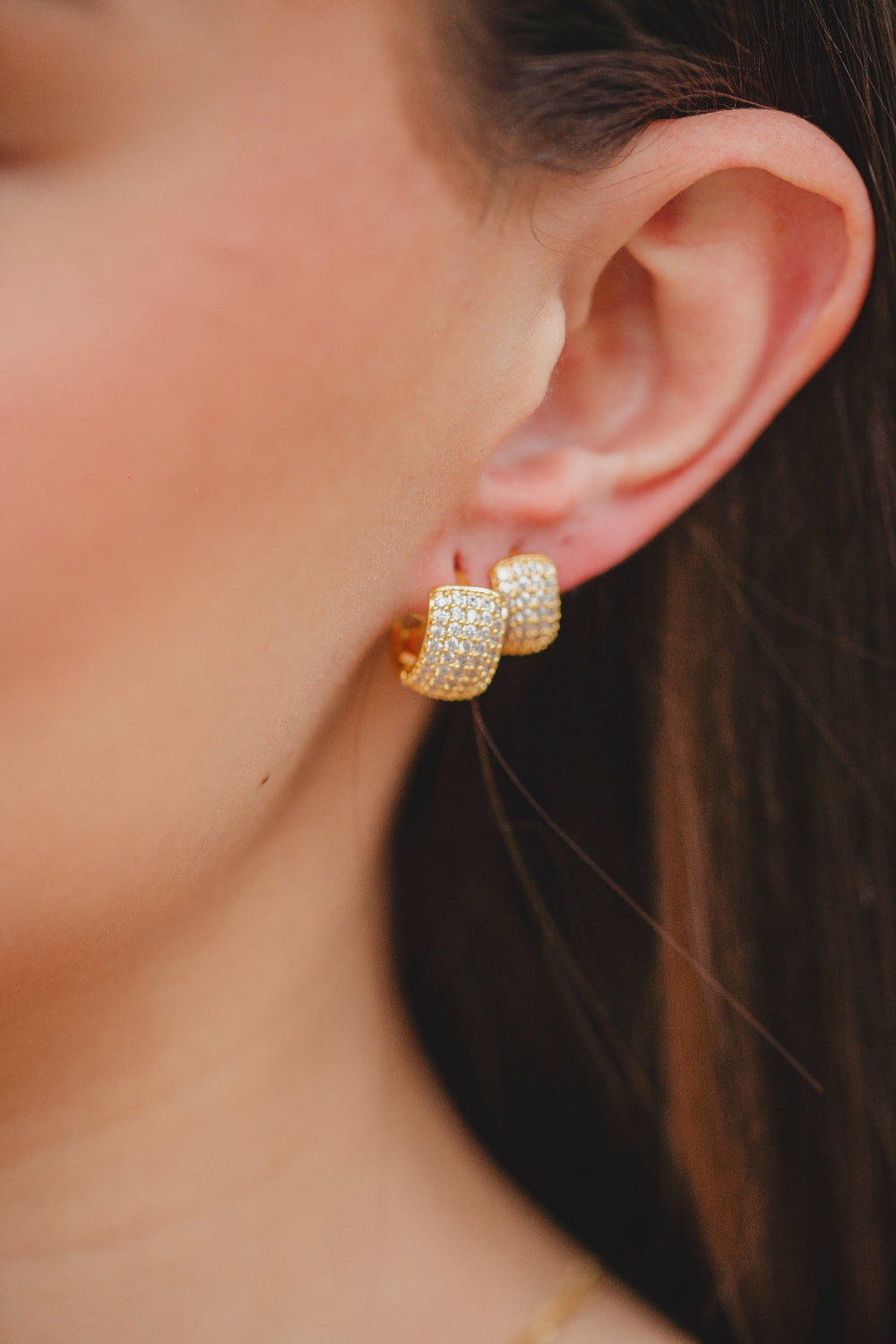 BRINCO ARGOLA REPLETA EM ZIRCÔNIAS P FOLHEADO A OURO 18K