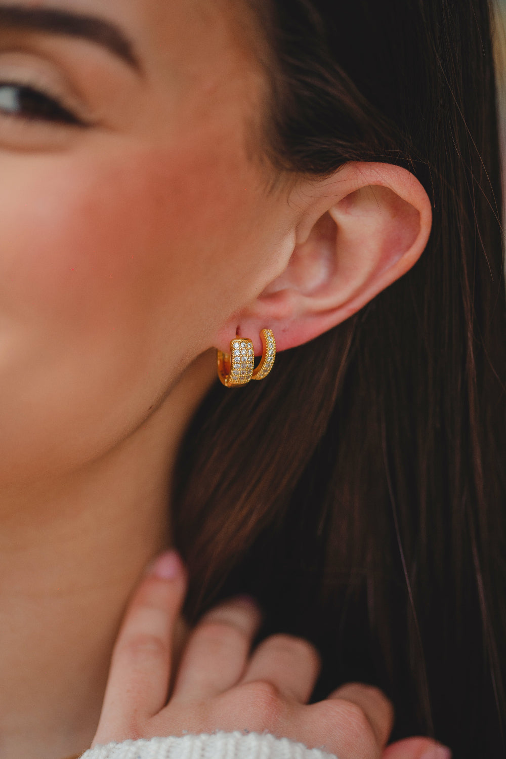 BRINCO ARGOLA CRAVEJADA DE ZIRCÔNIAS G FOLHEADO A OURO 18K