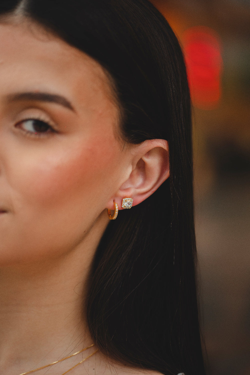 BRINCO QUADRADO REPLETO DE ZIRCÔNIAS FOLHEADO A OURO 18K