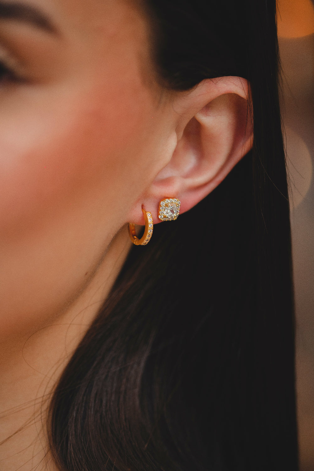 BRINCO ARGOLA COM ZIRCÔNIAS FOLHEADO A OURO 18K