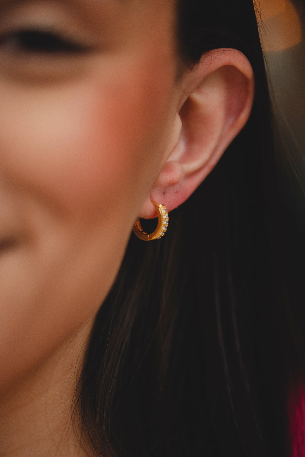 BRINCO ARGOLA CRAVEJADA DE ZIRCÔNIAS P FOLHEADO A OURO 18K