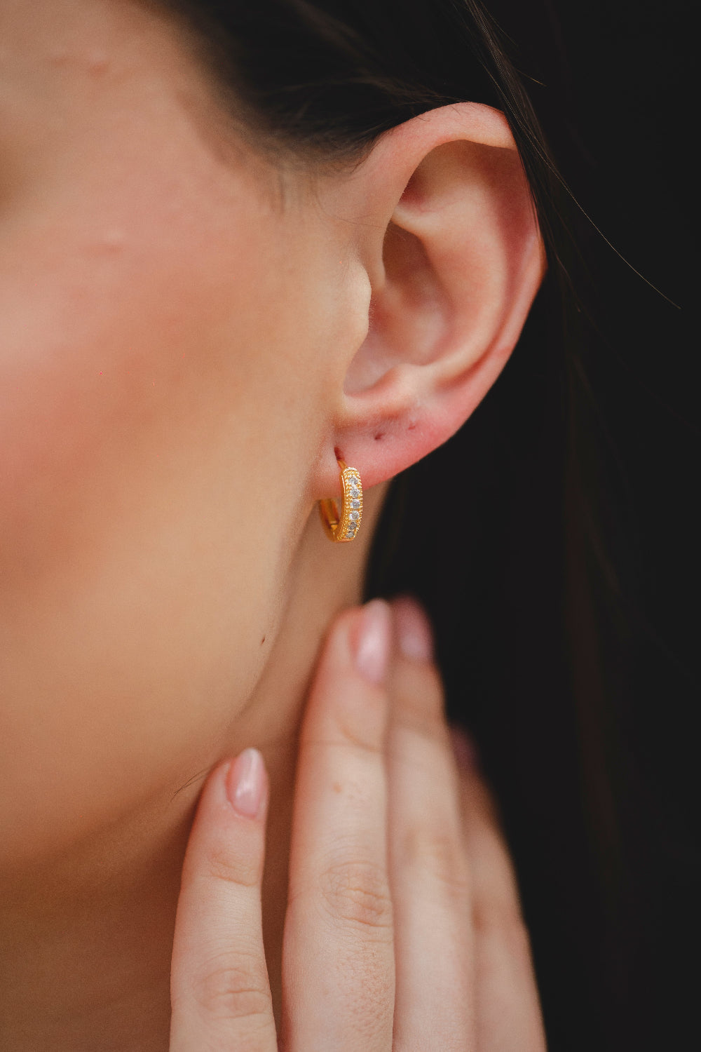 BRINCO ARGOLA CRAVEJADA DE ZIRCÔNIAS P FOLHEADO A OURO 18K