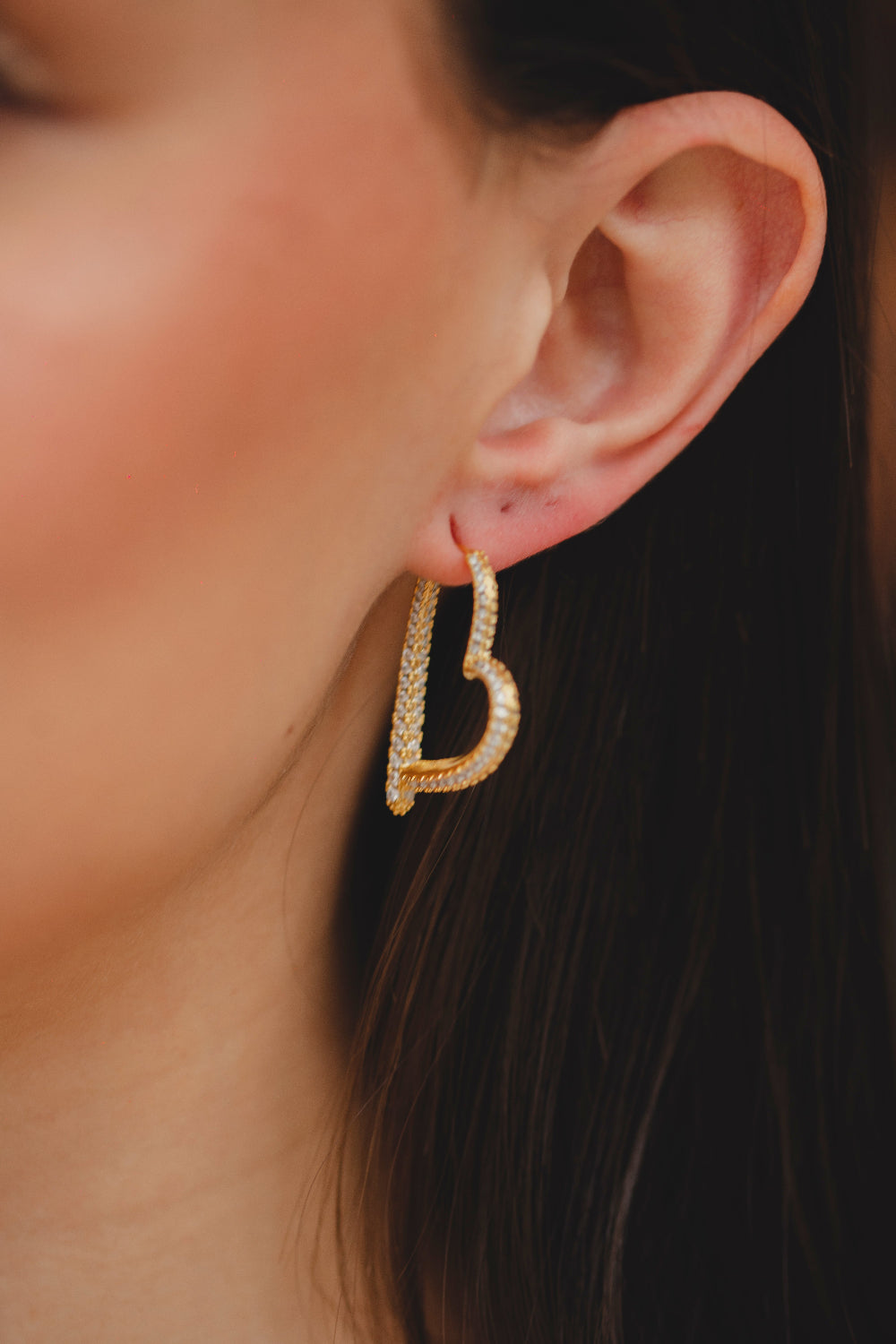 BRINCO CORAÇÃO CRAVEJADO FOLHEADO A OURO 18K