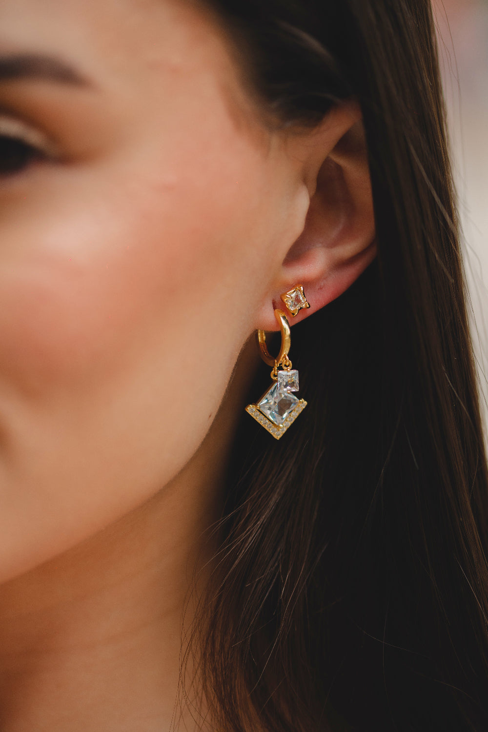 BRINCO ARGOLA COM PINGENTES DE ZIRCÔNIAS FOLHEADO A OURO 18K