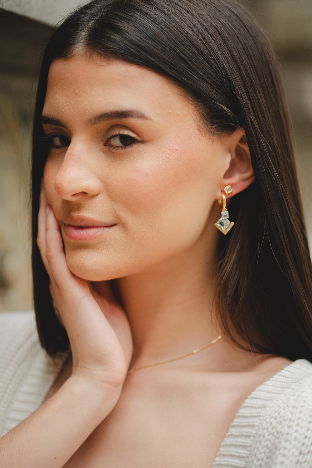 BRINCO DELICADO QUADRADO COM ZIRCÔNIA FOLHEADO A OURO 18K