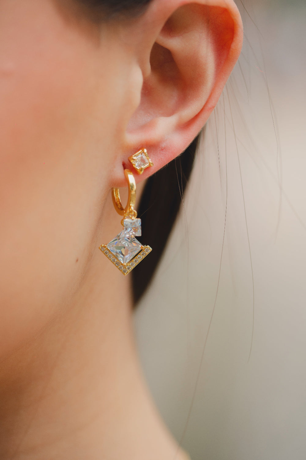 BRINCO ARGOLA COM PINGENTES DE ZIRCÔNIAS FOLHEADO A OURO 18K