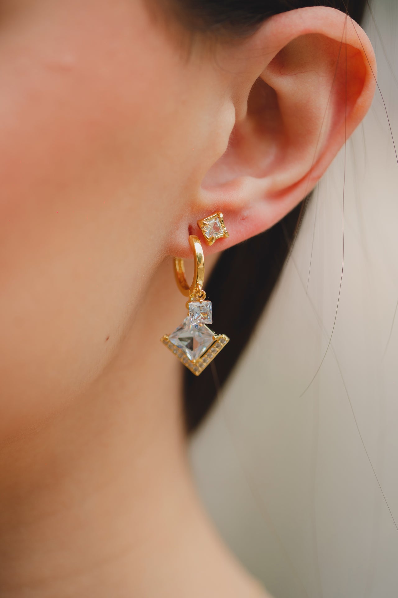 BRINCO DELICADO QUADRADO COM ZIRCÔNIA FOLHEADO A OURO 18K