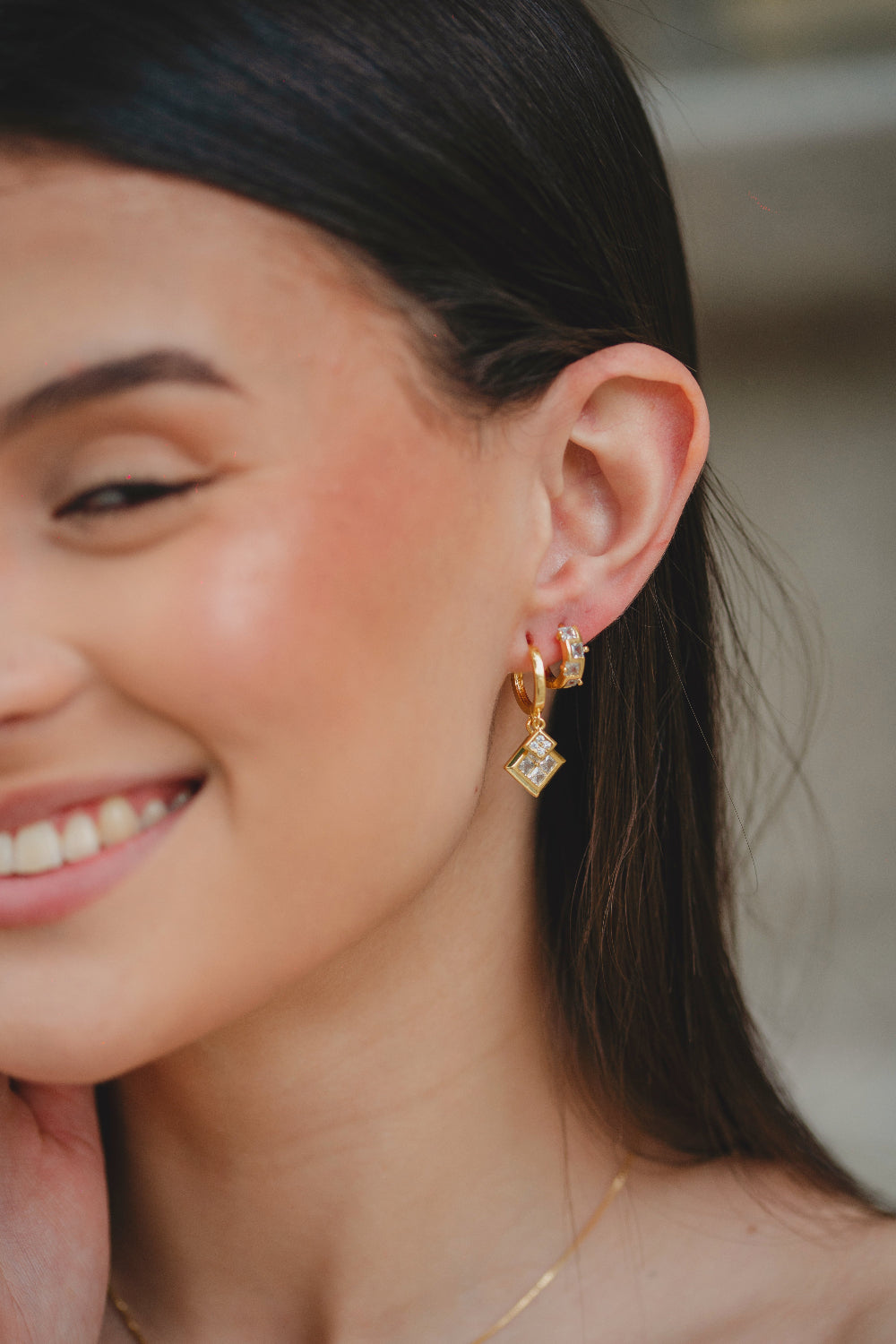 BRINCO ARGOLA DELICADA COM QUATRO ZIRCÔNIAS FOLHEADO A OURO 18K