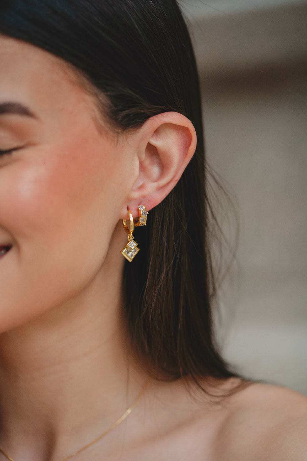 BRINCO ARGOLA DELICADA COM QUATRO ZIRCÔNIAS FOLHEADO A OURO 18K