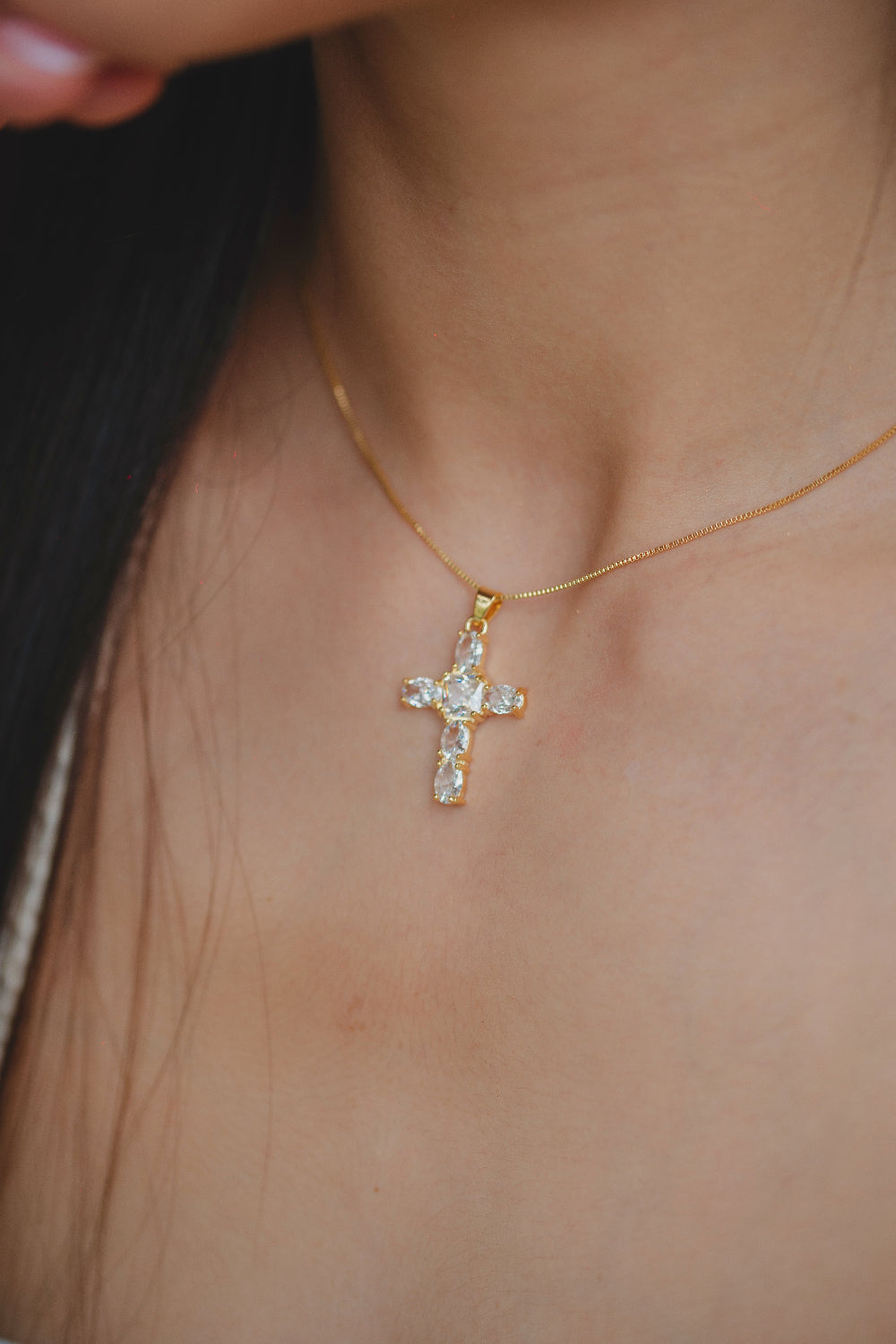 COLAR COM CRUZ EM ZIRCÔNIA FOLHEADO A OURO 18K