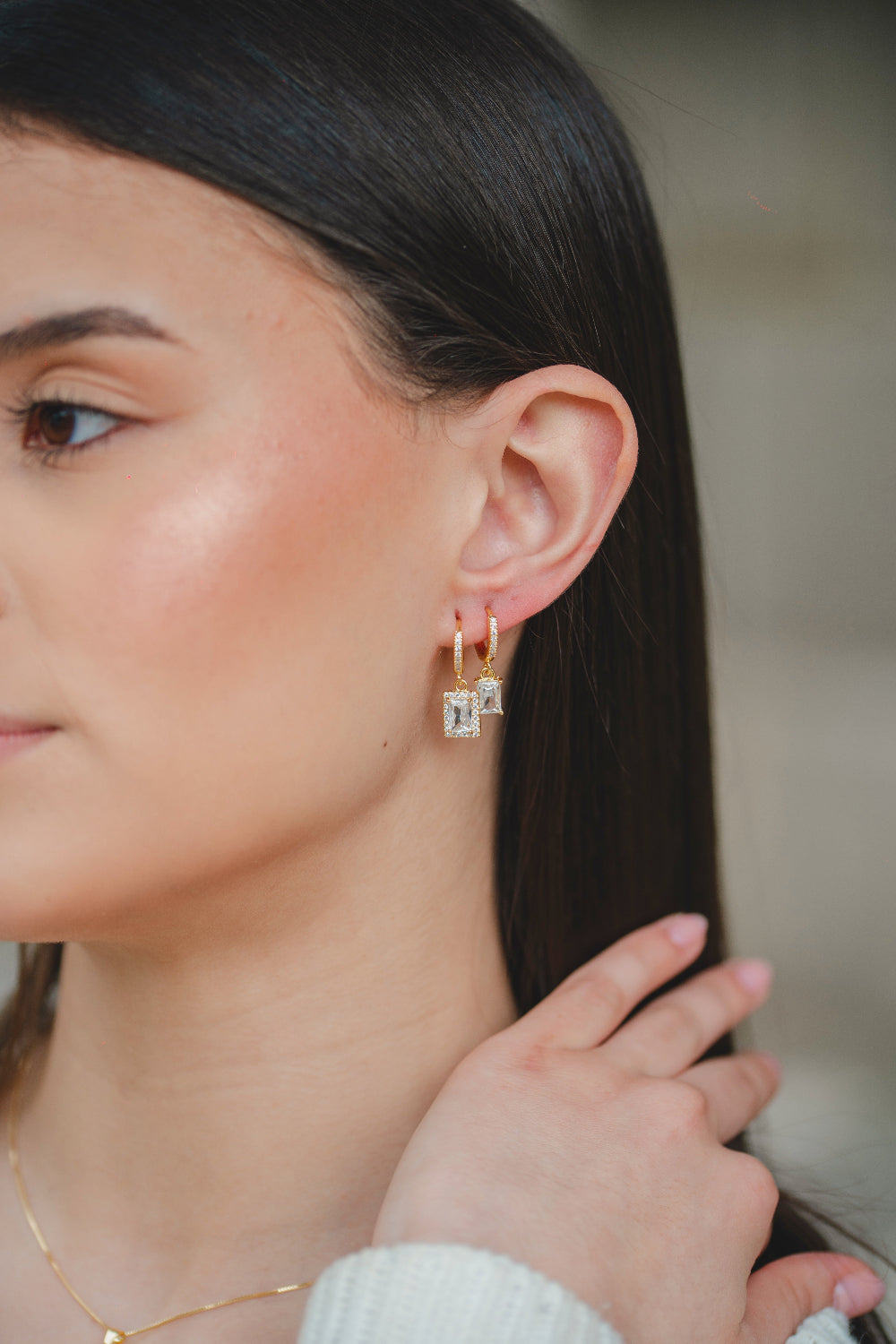 BRINCO ARGOLA COM PINGENTE QUADRADO FOLHEADO A OURO 18K