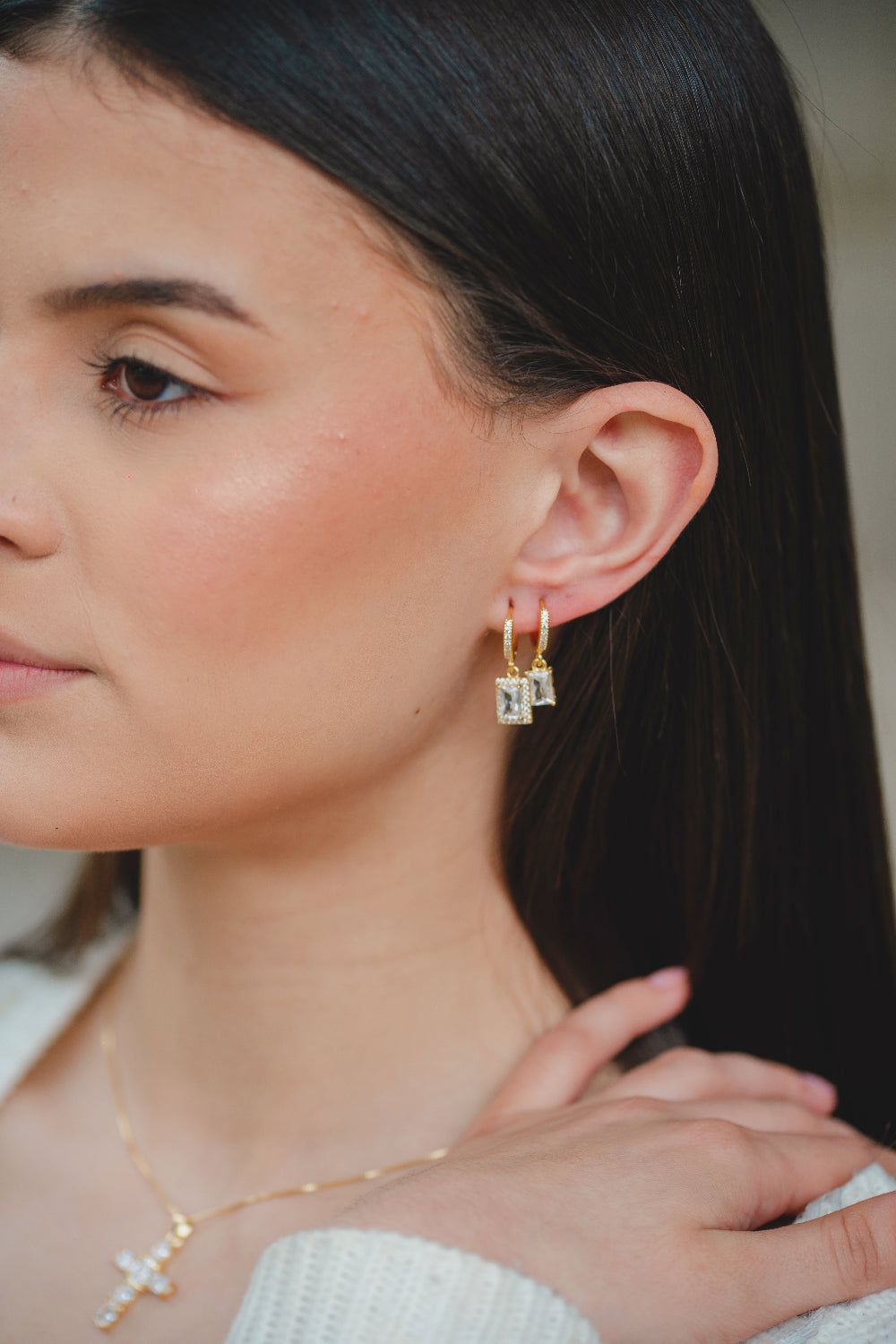 BRINCO ARGOLA COM PINGENTE QUADRADO COM ZIRCÔNIAS FOLHEADO A OURO 18K