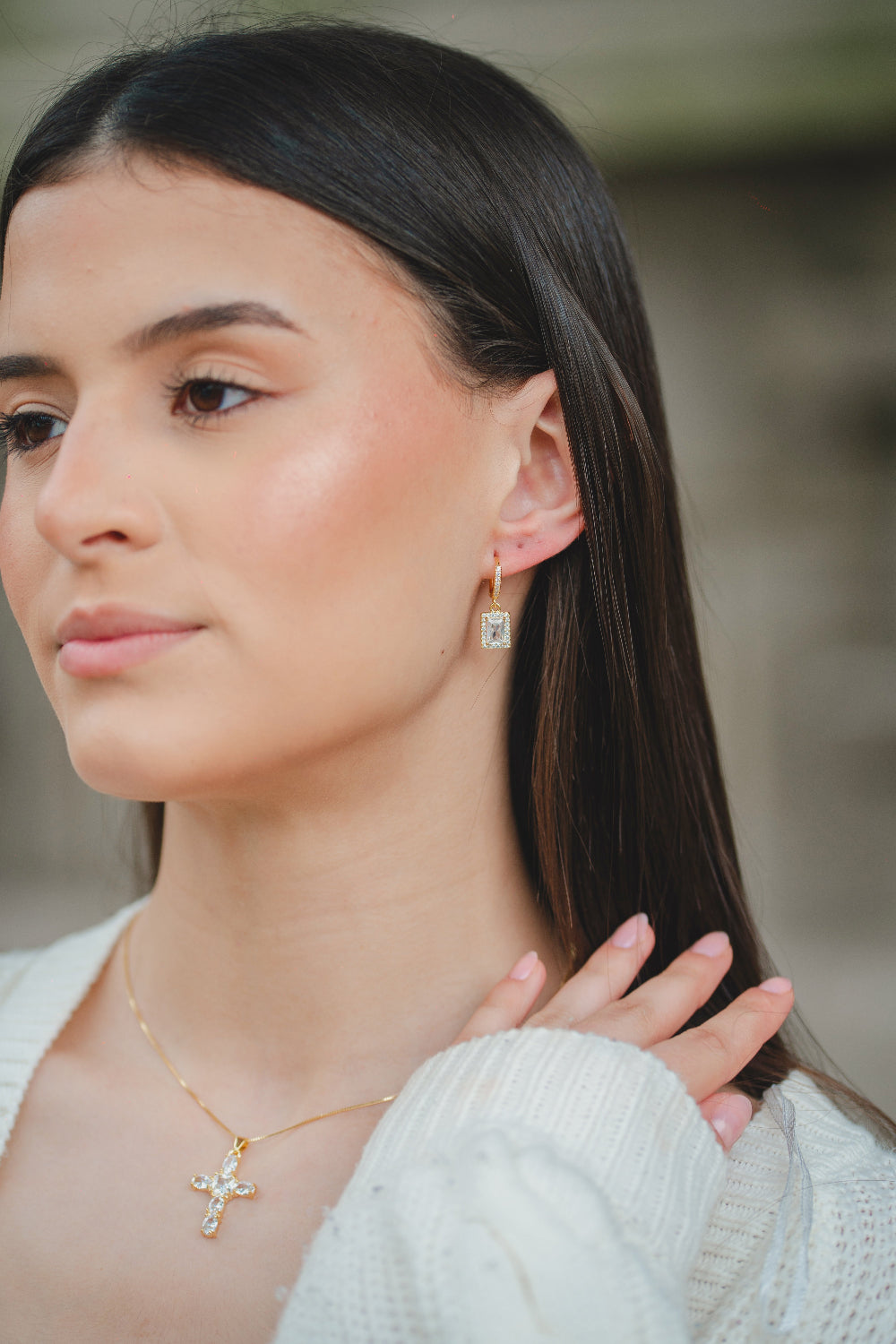 BRINCO ARGOLA COM PINGENTE QUADRADO COM ZIRCÔNIAS FOLHEADO A OURO 18K