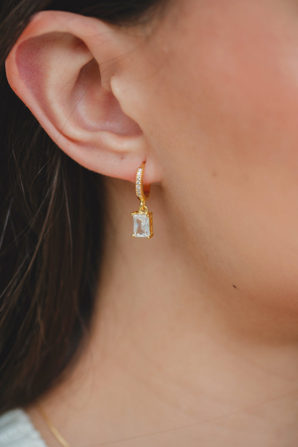 BRINCO ARGOLA COM PINGENTE QUADRADO FOLHEADO A OURO 18K