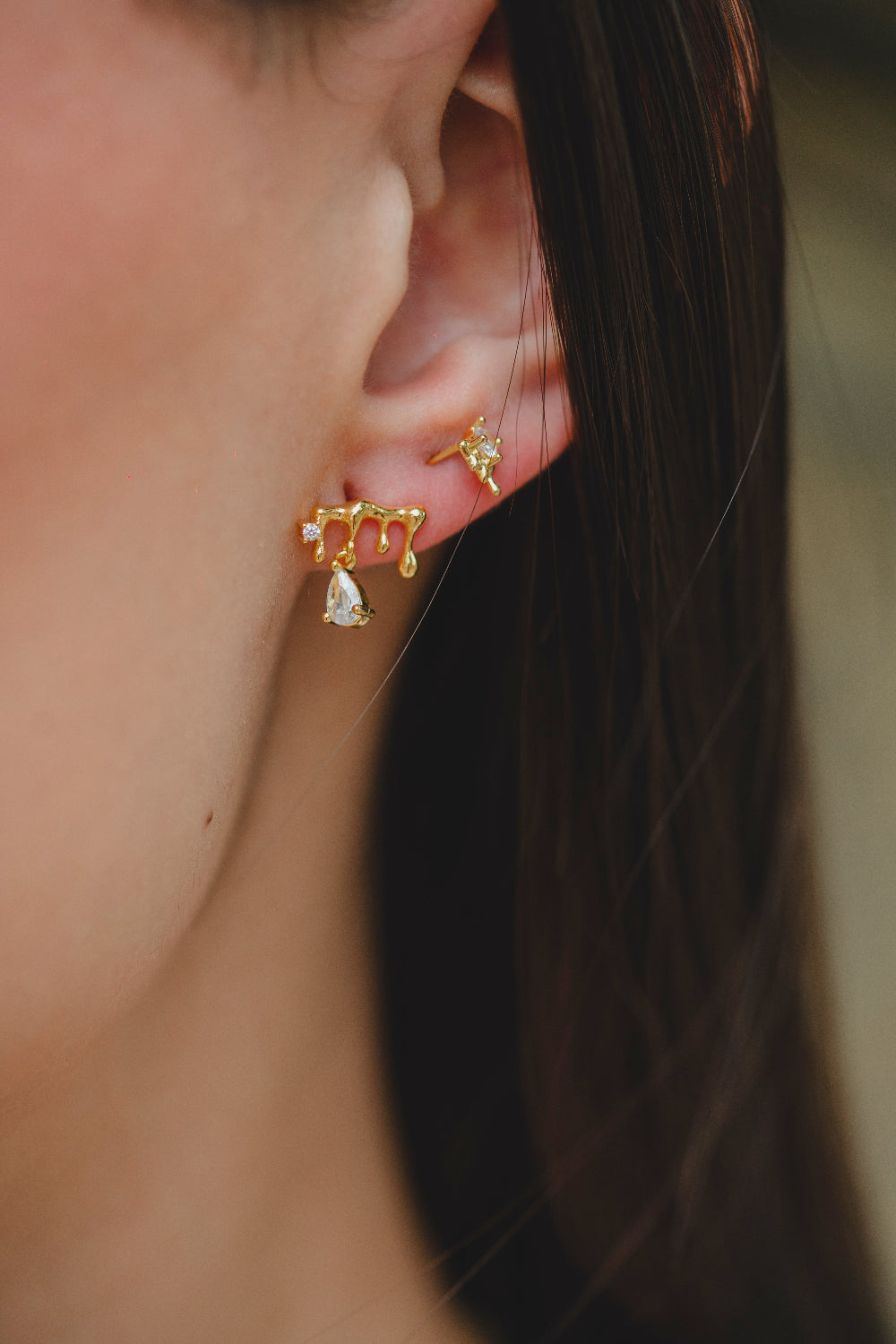 BRINCO PEQUENO COM ZIRCÔNIA FOLHEADO A OURO 18K