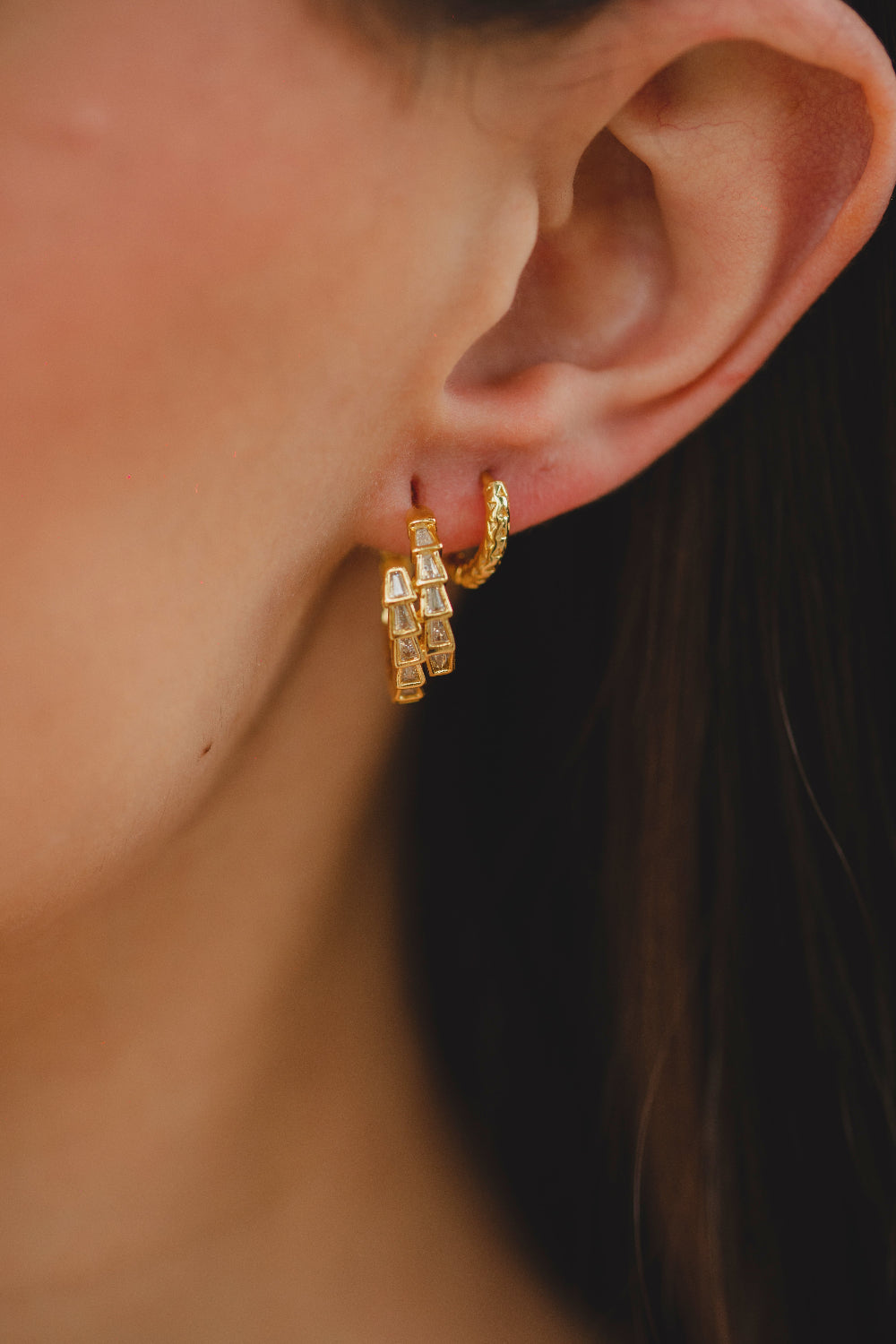 BRINCO ARGOLA TEXTURIZADA FOLHEADO A OURO 18K