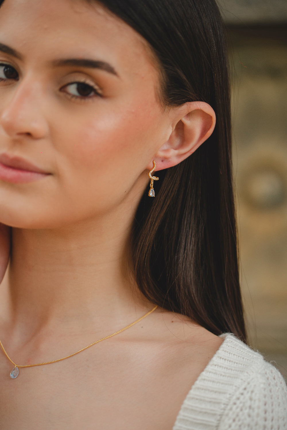 BRINCO CRAVEJADO COM PINGENTE DE ZIRCÔNIA FOLHEADO A OURO 18K