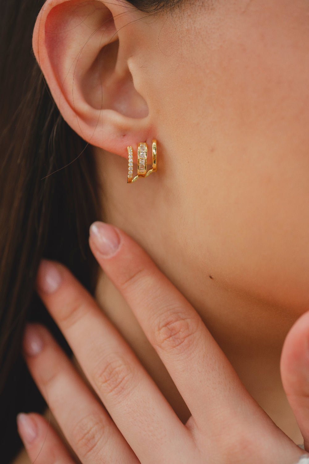 BRINCO DELICADO COM ZIRCÔNIAS FOLHEADO A OURO 18K