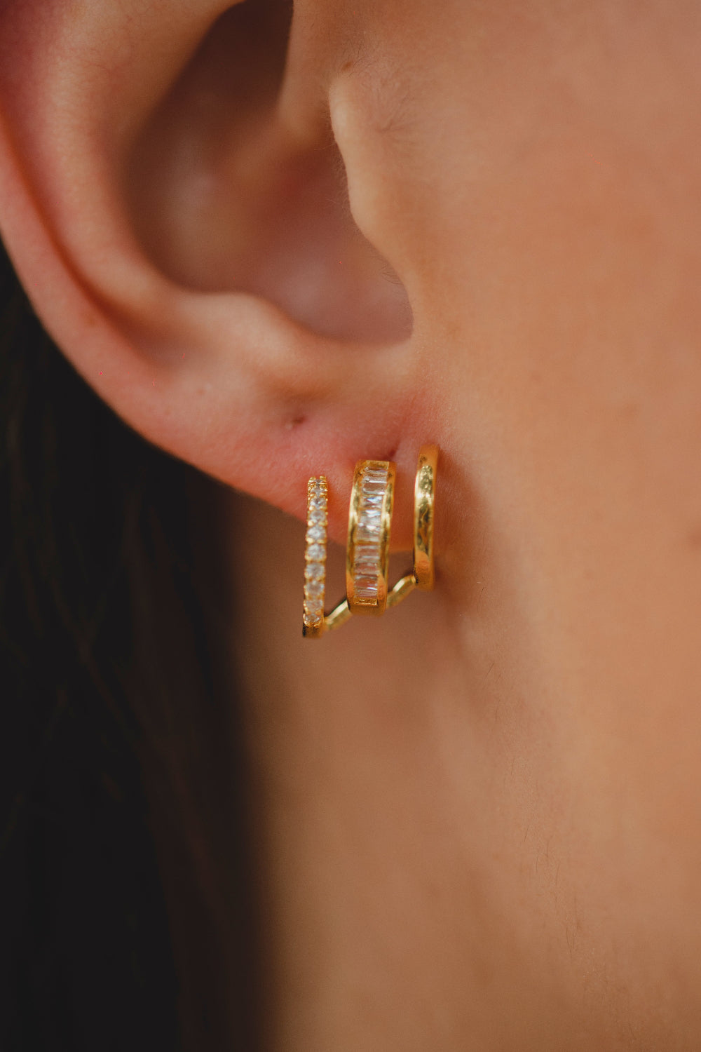 BRINCO DELICADO COM ZIRCÔNIAS FOLHEADO A OURO 18K