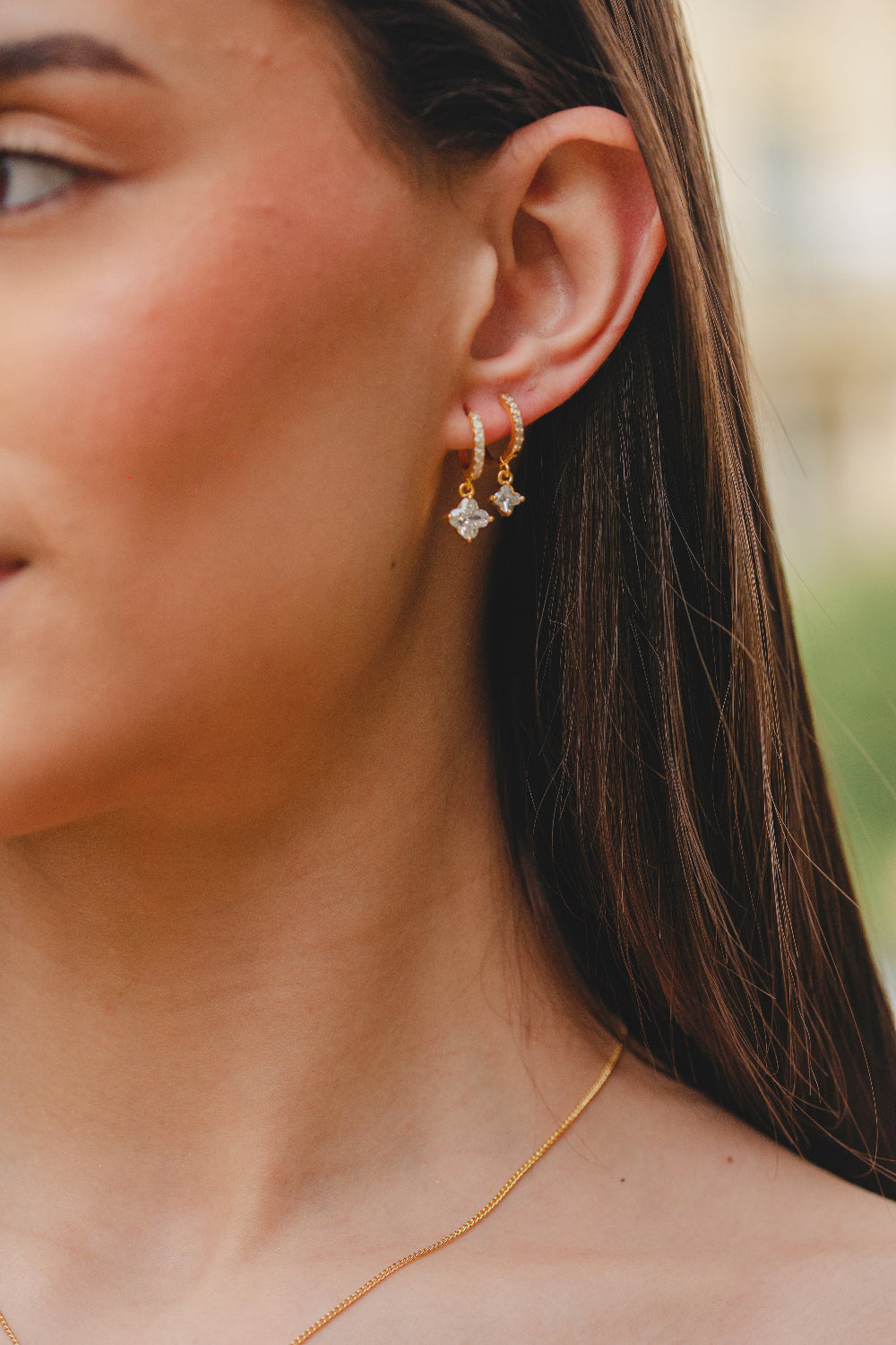 BRINCO ARGOLA CRAVEJADA COM PINGENTE EM ZIRCÔNIA G FOLHEADO A OURO 18K