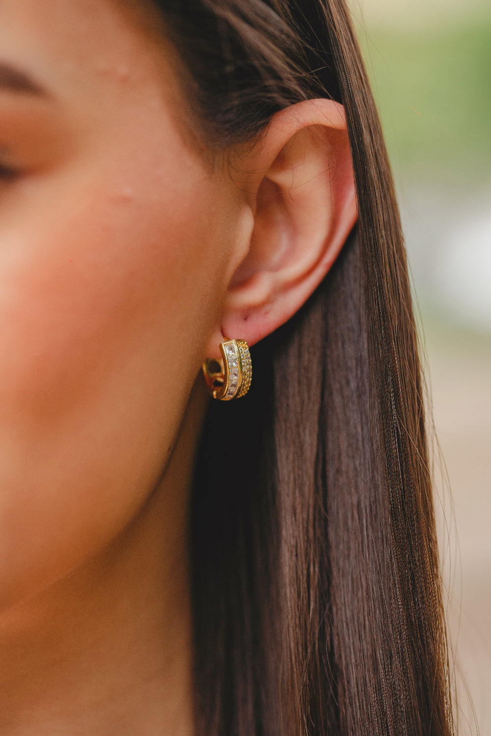 BRINCO ARGOLA DUPLA COM ZIRCÔNIAS FOLHEADO A OURO 18K