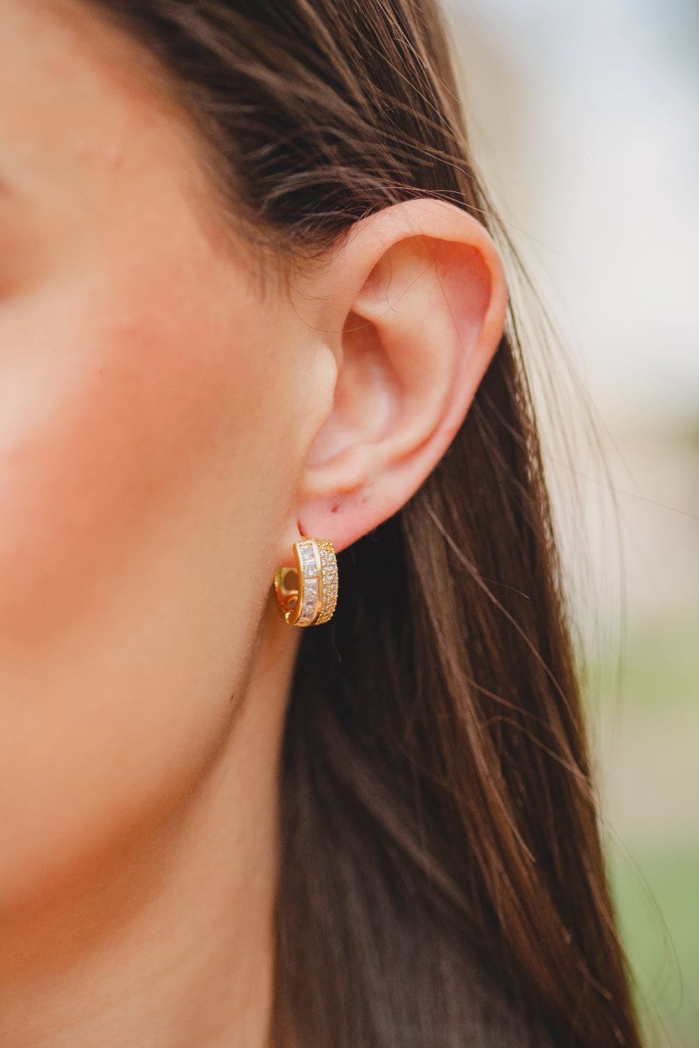 BRINCO ARGOLA DUPLA COM ZIRCÔNIAS FOLHEADO A OURO 18K