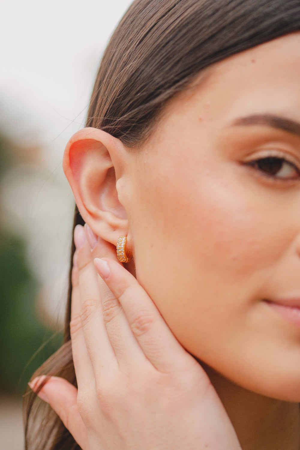 BRINCO ARGOLA CRAVEJADA DE ZIRCÔNIAS M FOLHEADO A OURO 18K