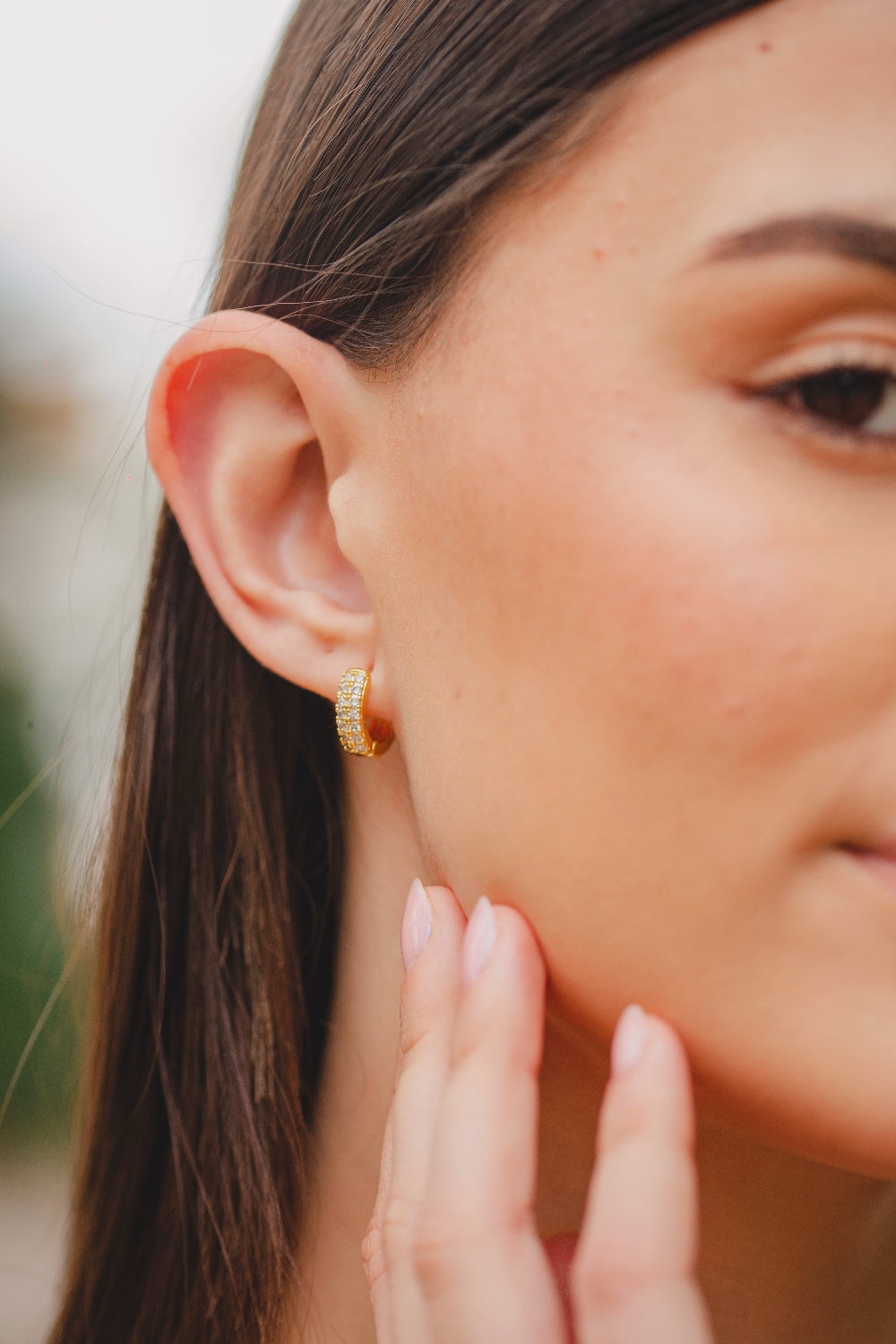 BRINCO ARGOLA CRAVEJADA DE ZIRCÔNIAS M FOLHEADO A OURO 18K