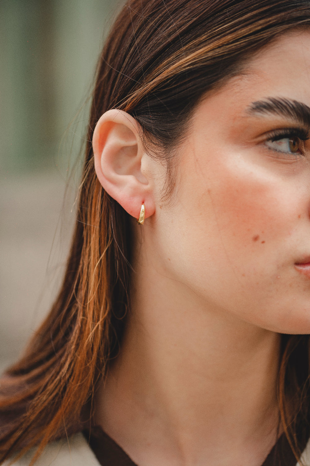 BRINCO ARGOLA CLICK LISA M FOLHEADO A OURO 18K