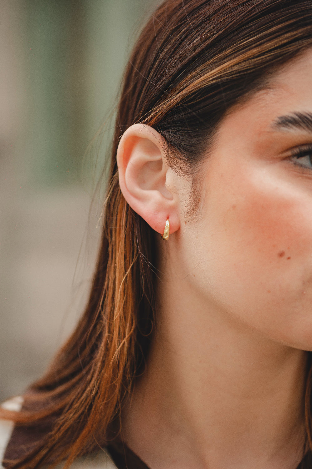 BRINCO ARGOLA CLICK LISA M FOLHEADO A OURO 18K