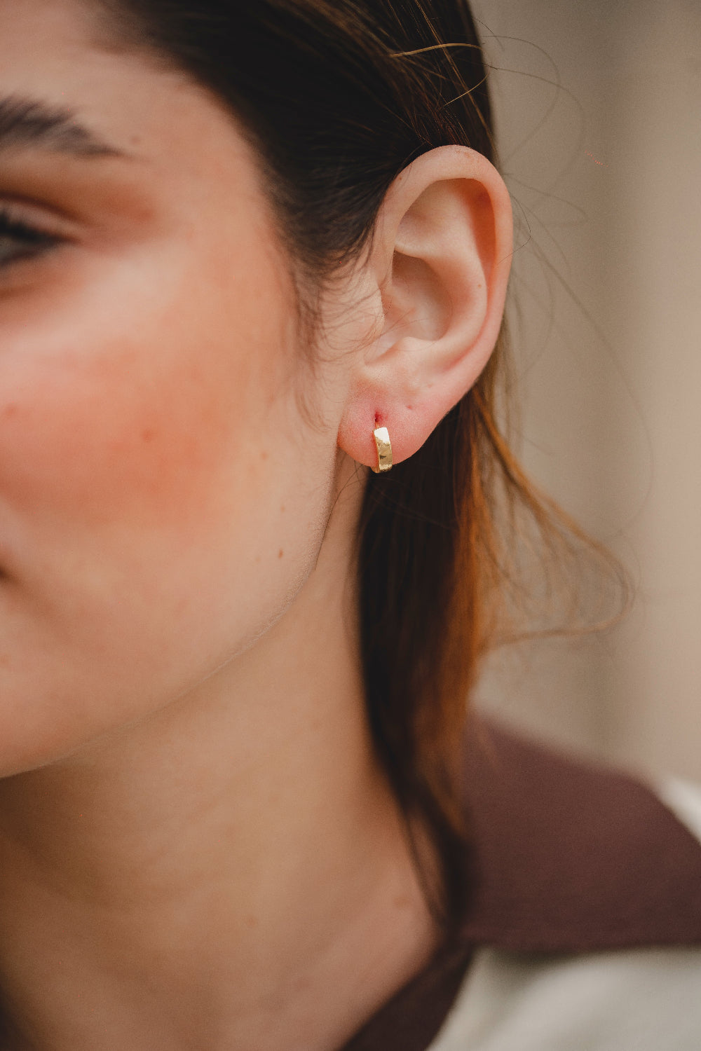 BRINCO ARGOLA CLICK LISA GROSSA P FOLHEADO A OURO 18K