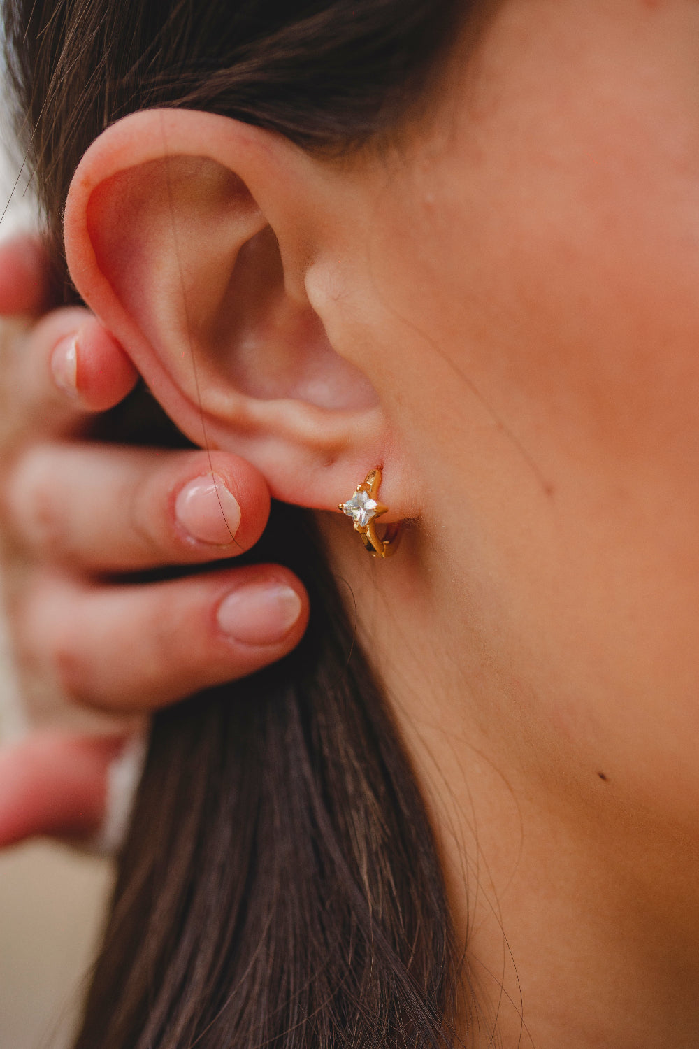 BRINCO ARGOLA LISA ZIRCÔNIA FOLHEADO A OURO 18K