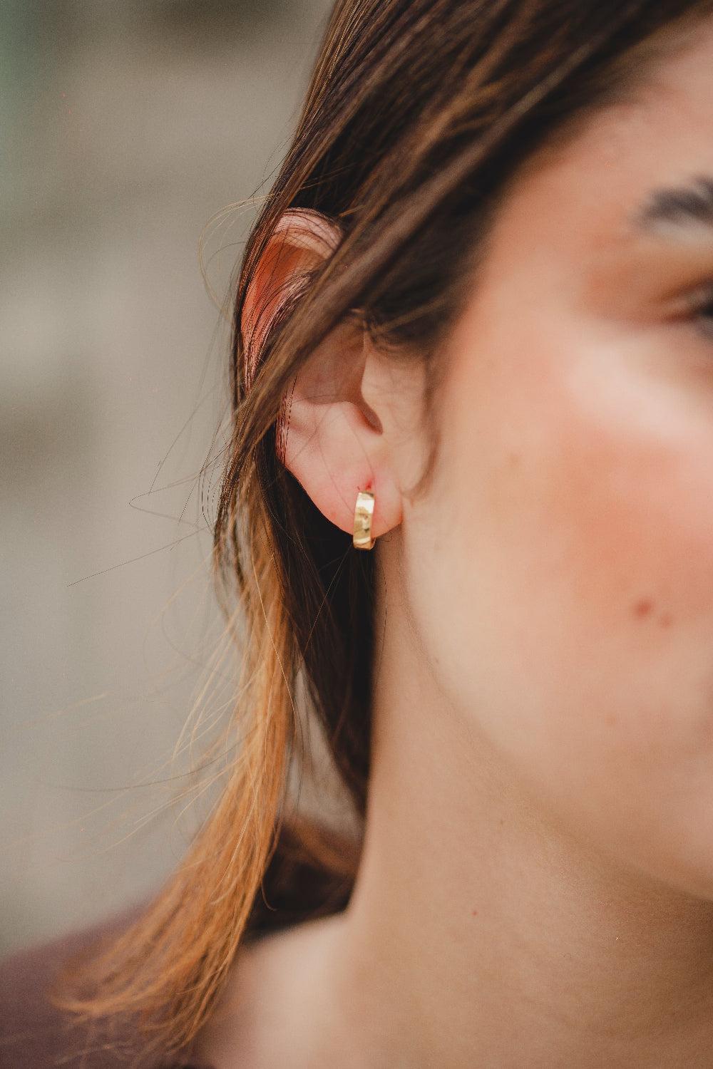 BRINCO ARGOLA CLICK LISA GROSSA M FOLHEADO A OURO 18K