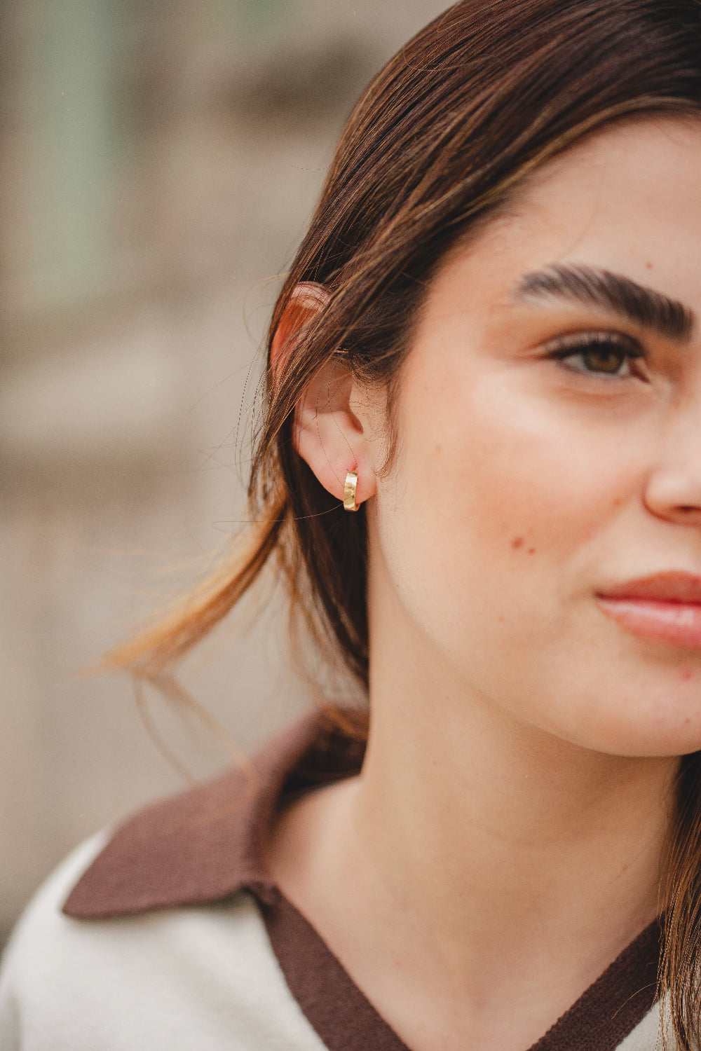 BRINCO ARGOLA CLICK LISA GROSSA M FOLHEADO A OURO 18K