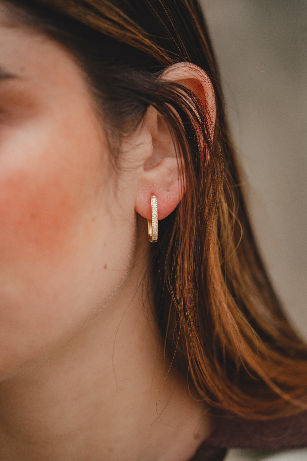 BRINCO ARGOLA CLICK OVAL CRAVEJADA G FOLHEADO A OURO 18K