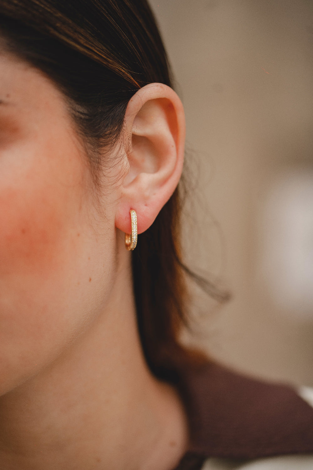 BRINCO ARGOLA CLICK OVAL CRAVEJADA M FOLHEADO A OURO 18K