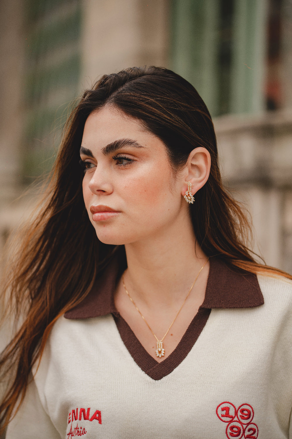 BRINCO LUXUOSO COM ZIRCONIAS CRISTAIS FOLHEADO A OURO 18K