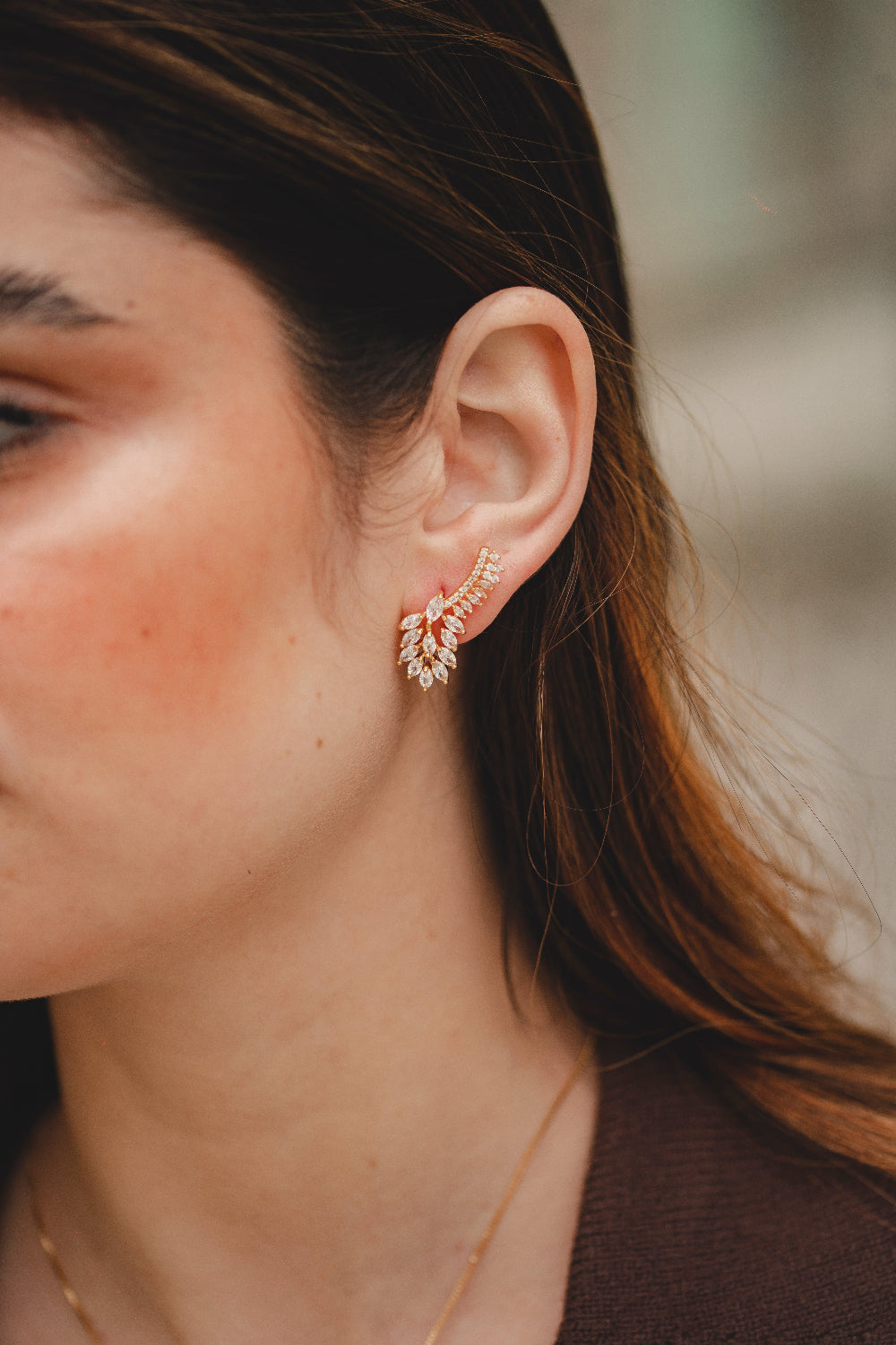 BRINCO LUXUOSO COM ZIRCONIAS CRISTAIS FOLHEADO A OURO 18K