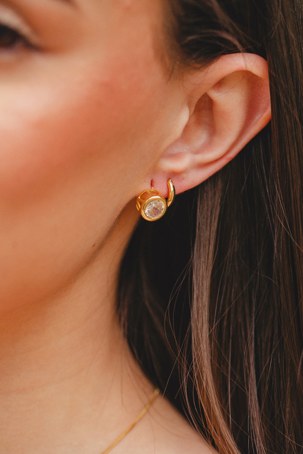 BRINCO REDONDO COM ZIRCÔNIA G FOLHEADO A OURO 18K