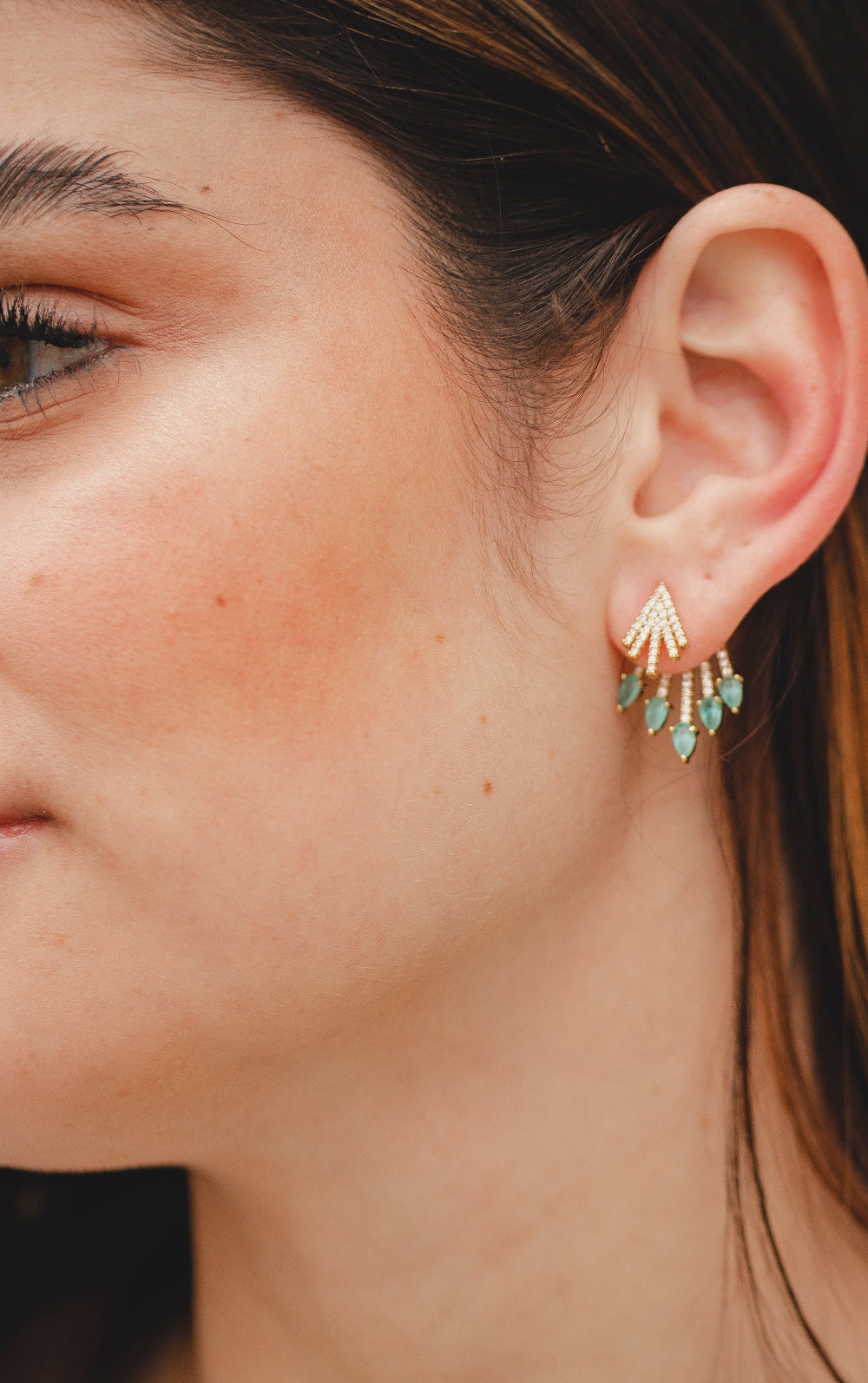 BRINCO EAR JACKET CRAVEJADO DE ZIRCONIA COM PEDRAS VERDES CLARAS FOLHEADO AOURO 18K