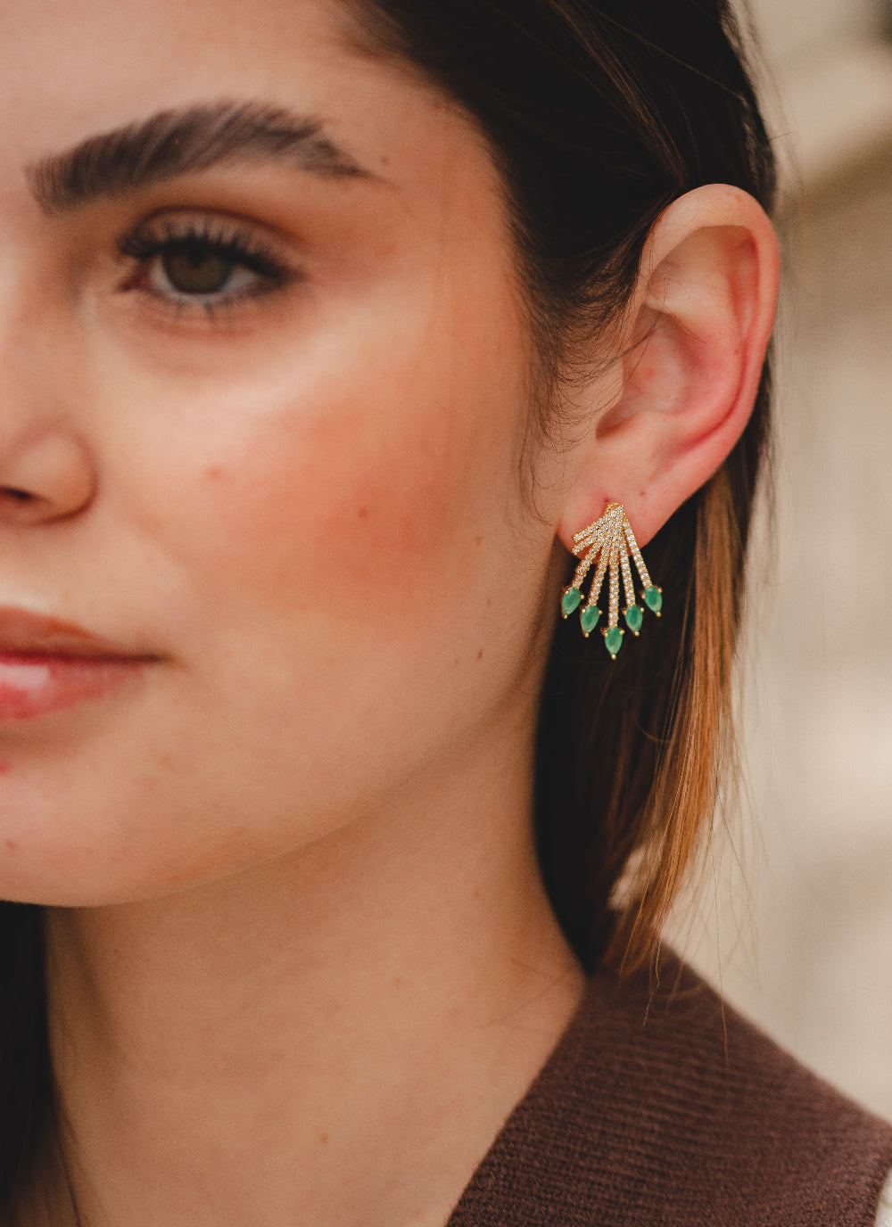 BRINCO EAR JACKET CRAVEJADO DE ZIRCONIA COM PEDRAS VERDES FOLHEADO AOURO 18K