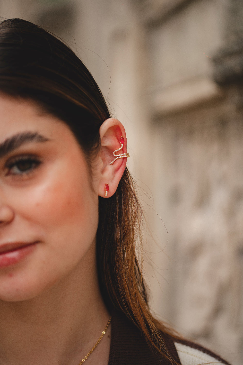 BRINCO E PIERCING CRAVEJADO DE ZIRCONIAS COM PEDRA VERMELHA FOLHEADO A OURO 18K