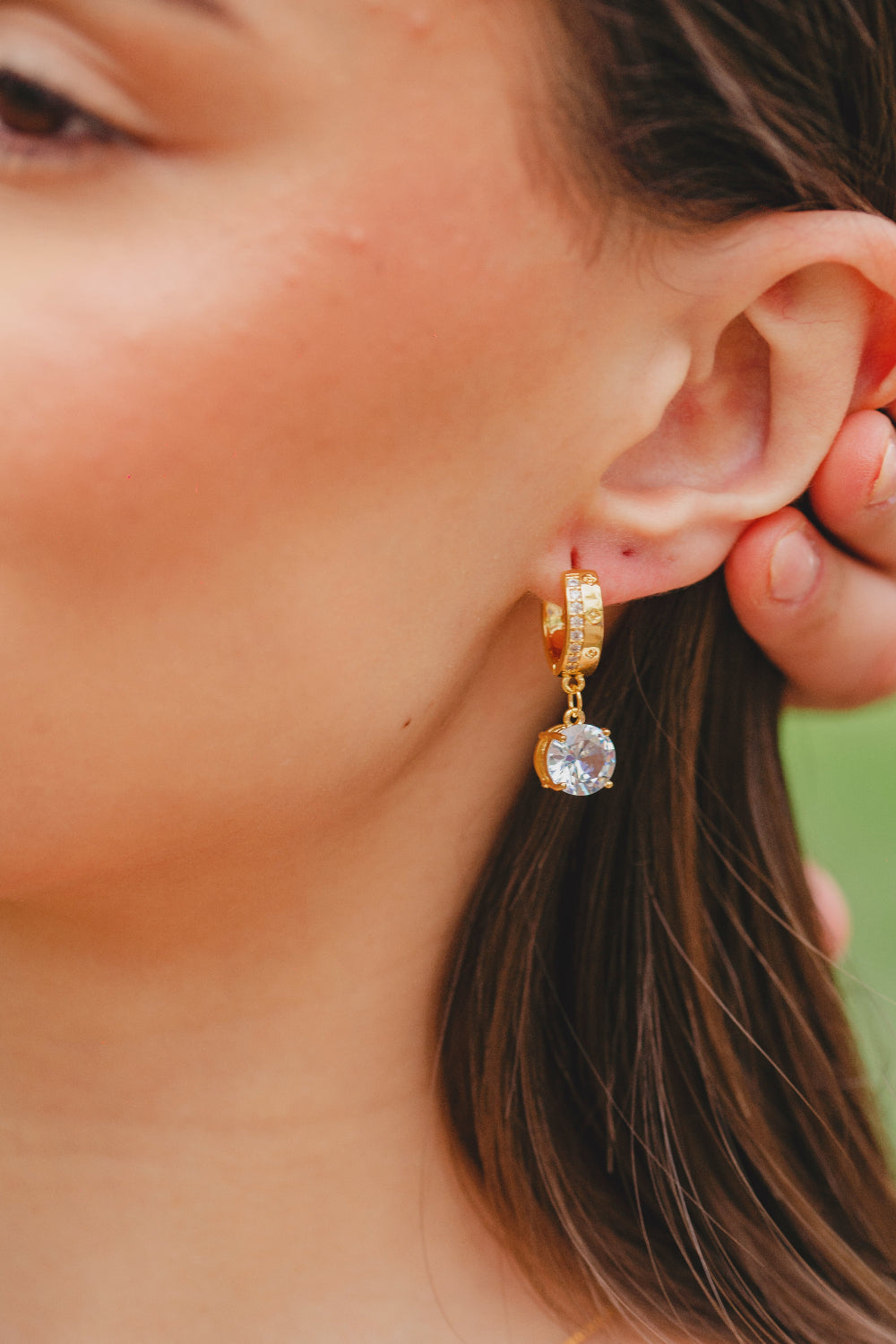 BRINCO ARGOLA COM PINGENTE DE ZIRCÔNIAS REDONDO FOLHEADO A OURO 18K