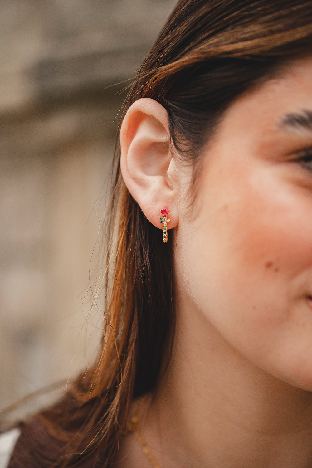 BRINCO EM GANCHO CRAVEJADO DE ZIRCONIAS COLORIDAS FOLHEADO A OURO 18K