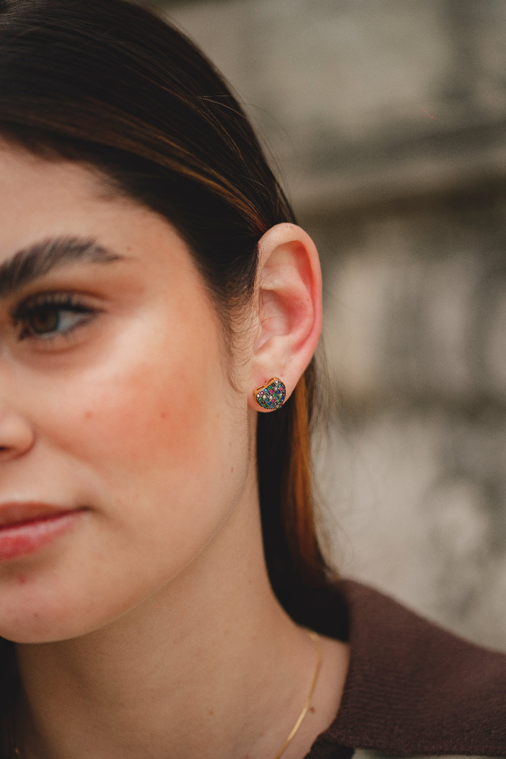 BRINCO DE CORAÇÃO CRAVEJADO DE ZIRCÔNIAS COLORIDAS FOLHEADO A OURO 18K