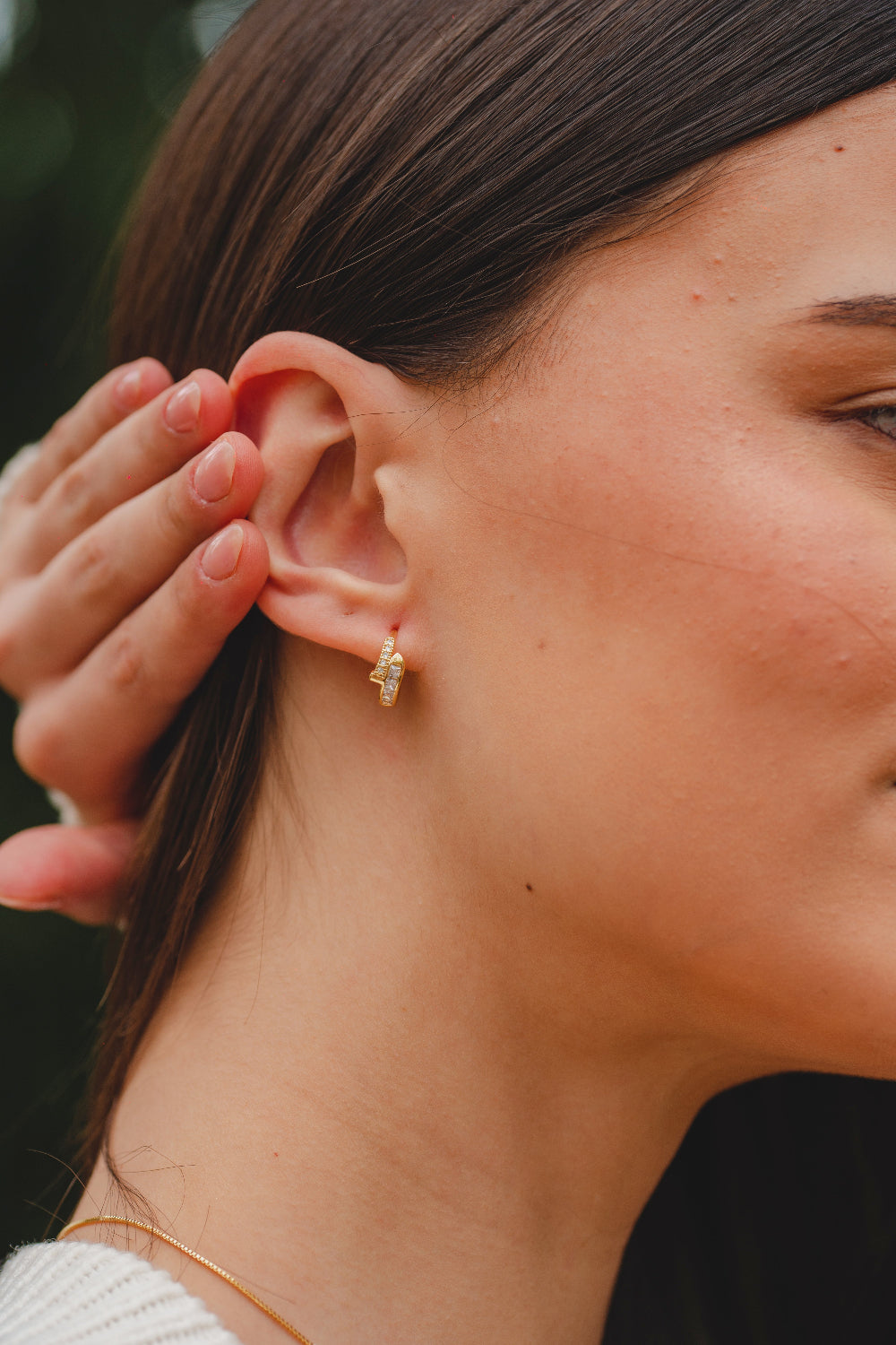 BRINCO ARGOLA DELICADA COM ZIRCÔNIAS FOLHEADO A OURO 18K