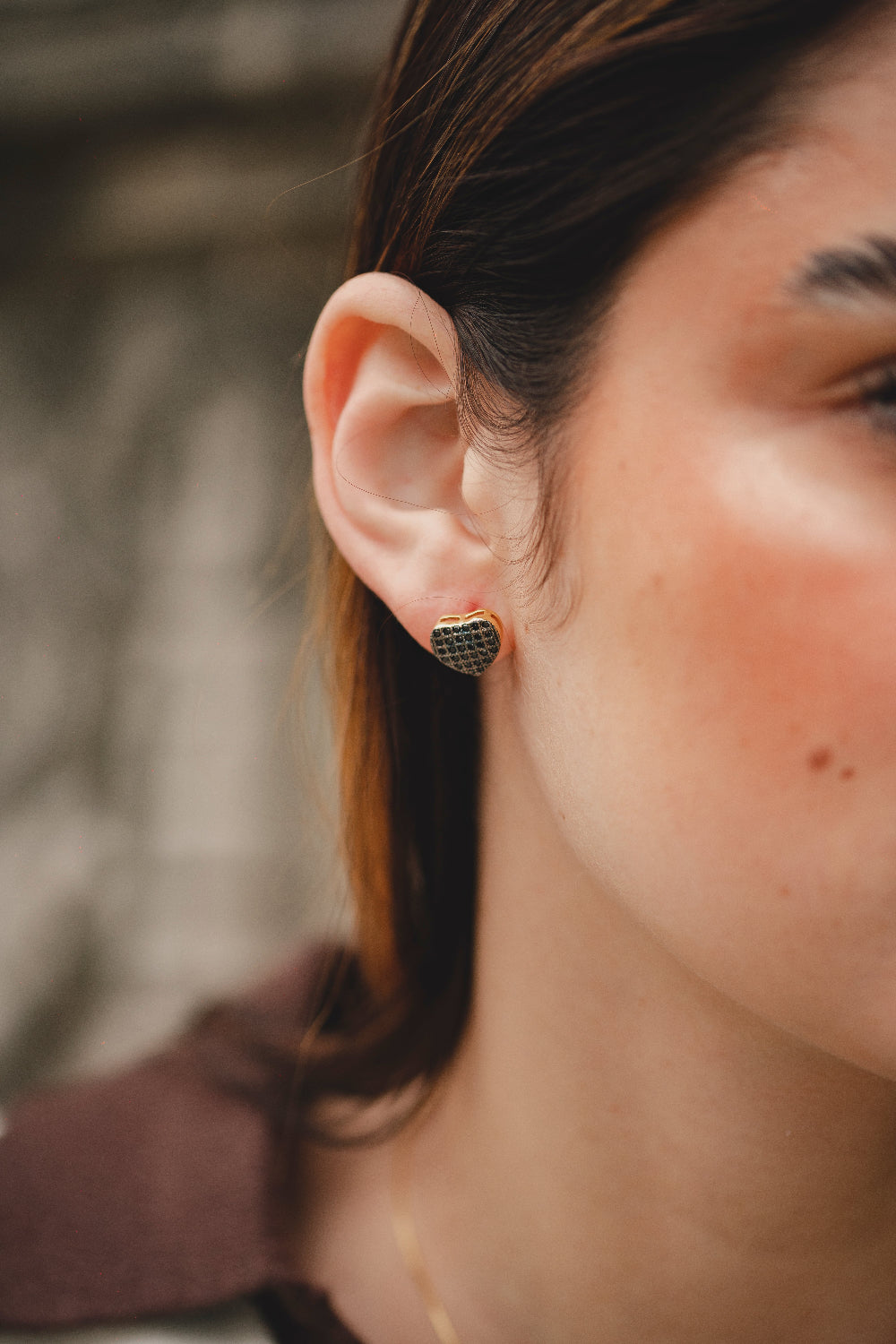 BRINCO DE CORAÇÃO CRAVEJADO DE ZIRCÔNIAS PRETAS FOLHEADO A OURO 18K
