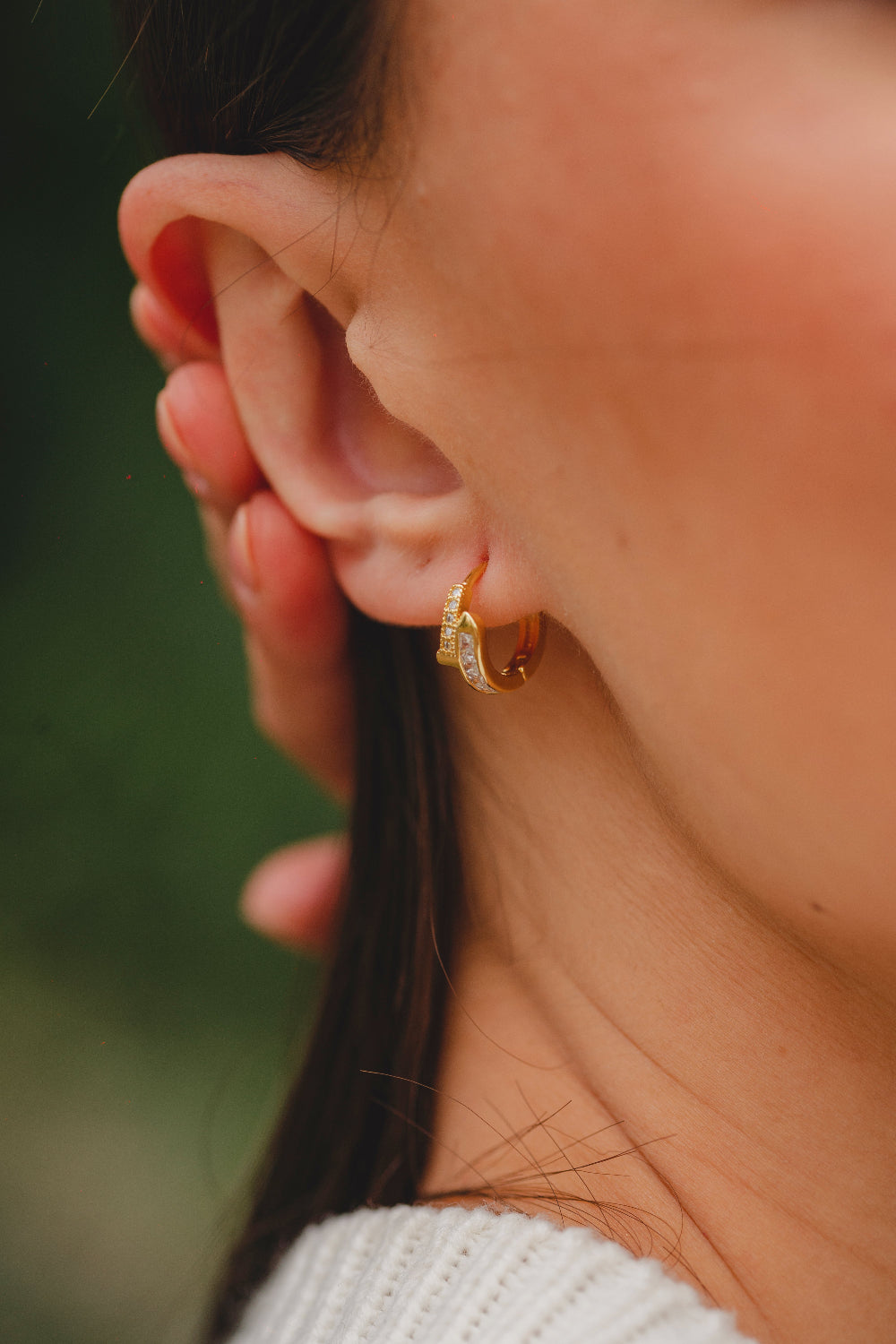 BRINCO ARGOLA DELICADA COM ZIRCÔNIAS FOLHEADO A OURO 18K