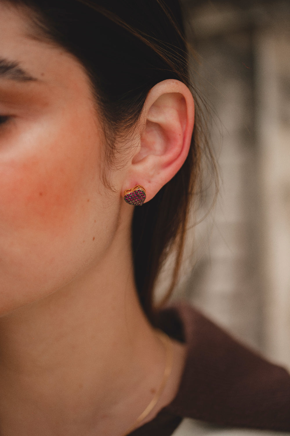 BRINCO DE CORAÇÃO CRAVEJADO DE ZIRCÔNIAS ROSA  FOLHEADO A OURO 18K